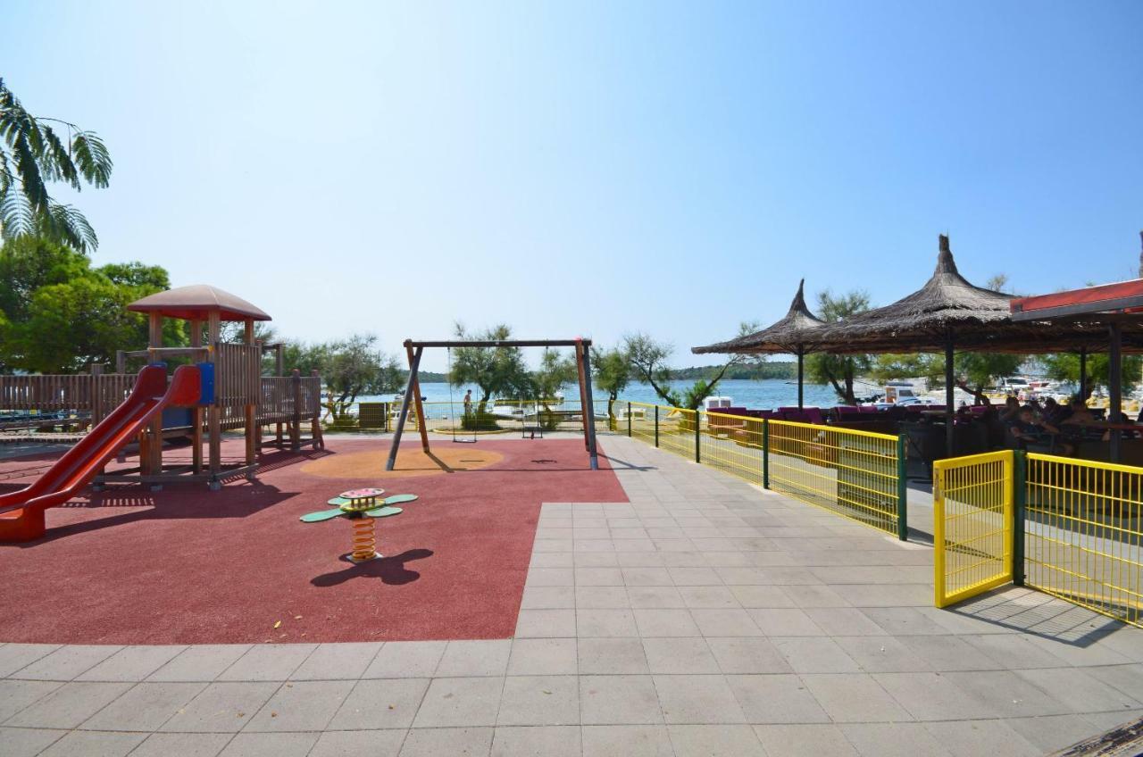 Apartment Canada Dream Vacation Srima Εξωτερικό φωτογραφία