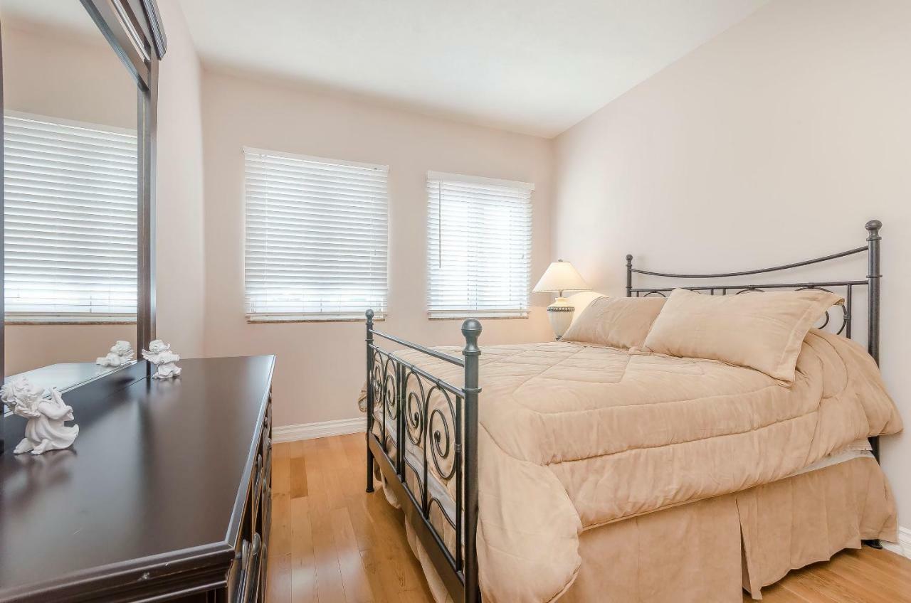 Apartment Canada Dream Vacation Srima Εξωτερικό φωτογραφία